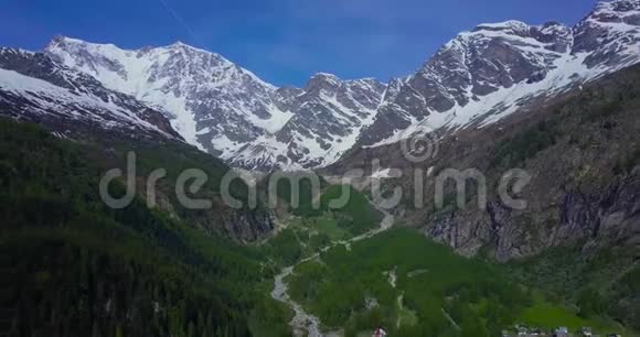 意大利阿尔卑斯山大山的空中飞人视频的预览图