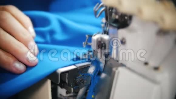做衣服妇女在缝纫机上从事纺织工作慢动作视频的预览图