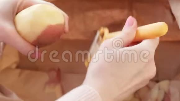 特写女人她的手剥土豆视频的预览图