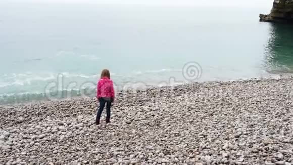 在空荡荡的海滩上玩耍的白人女孩视频的预览图