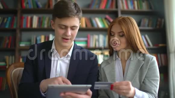 用笔记本电脑在网上购物的白人男女千禧一代夫妇使用电脑和信用卡的肖像4公里视频的预览图