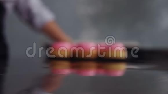 非常接近的镜头美味的粉红色釉面甜点酒石烹饪甜点糕点的概念视频的预览图