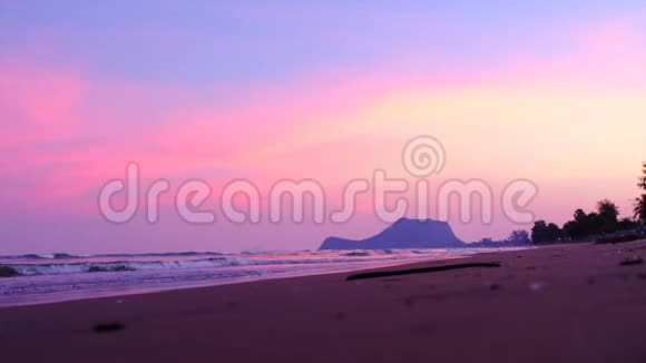 阳光海滩广角海浪轻轻飞溅在细沙滩阳光明媚的一天高卡洛海滩普兰伯里泰国视频的预览图