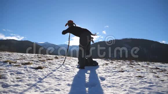 不可辨认的年轻人在冬天的山上跳舞很有趣盖伊在雪域风景的背景下跳舞男性视频的预览图