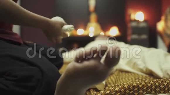 草本眼袋泰式按摩视频的预览图