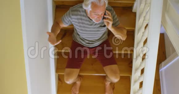 老人在家4k楼梯上讲手机视频的预览图