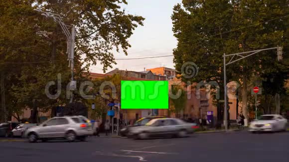 4K延时视频秋城中心绿屏广告牌视频的预览图