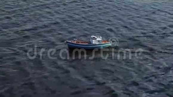 无线电控制玩具船在深蓝色水面上比赛湖面上的小波浪爱好概念瑞典视频的预览图