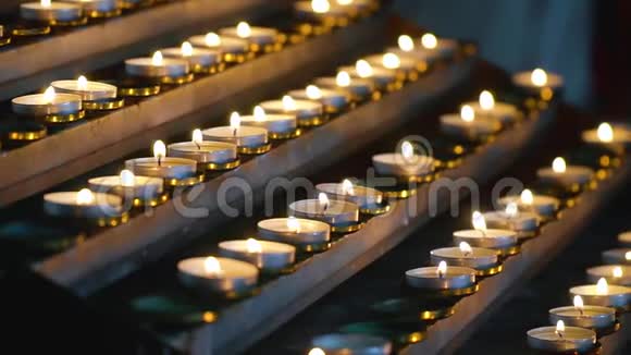 在宗教节日的时候蜡烛在寺庙里燃烧视频的预览图