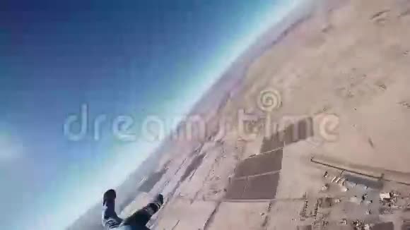 跳伞女孩在亚利桑那上空打开降落伞飞行阳光明媚的一天极限运动视频的预览图