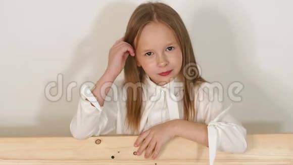 画室生态长凳旁的小女孩画像白底视频的预览图