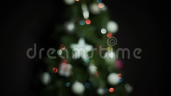 圣诞树上的圣诞球和灯离焦镜头色彩斑斓的波克视频的预览图
