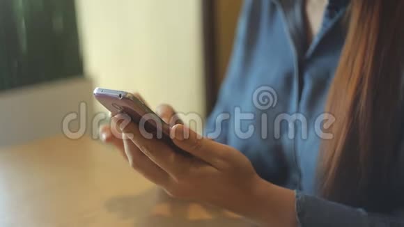 一位美丽的白种女人是一位中年商人红发戴眼镜手里拿着一部智能手机视频的预览图