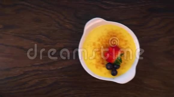 木桌上的加泰罗尼亚奶油视频的预览图