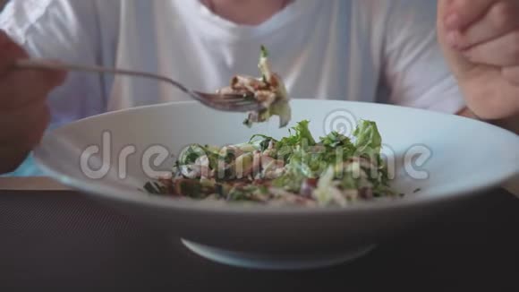 女人吃健康的食物近点视频的预览图