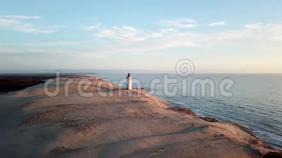 在丹麦的鲁布耶格努德灯塔的空中无人机景视频的预览图