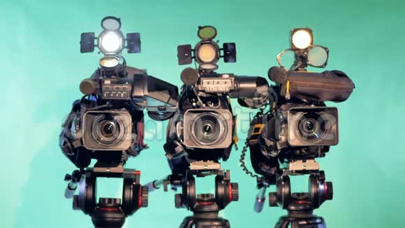 一个摄影棚里三个摄像机的放大镜头视频的预览图