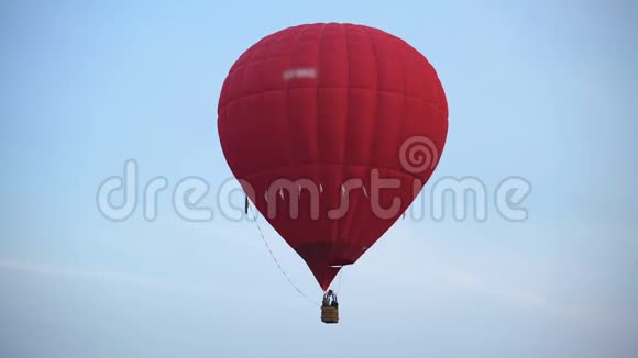 令人惊叹的美丽红色热气球在天空中飞翔自由视频的预览图