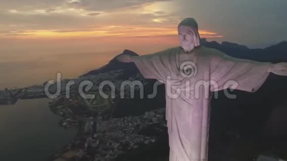 空中飞越基督山雷丹托基督救赎主里约热内卢雕像在令人难以置信的巴西利亚傍晚日落海景视频的预览图