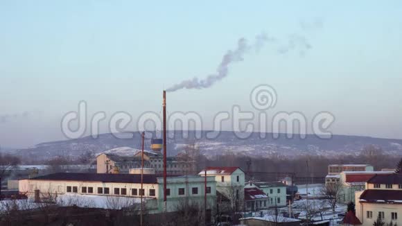 工业工厂造成的空气污染城市背景上的大型植物烟斗在空中冒烟视频的预览图