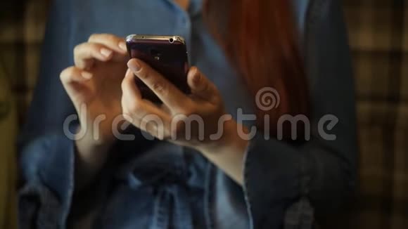 一位美丽的白种女人是一位中年商人红发戴眼镜手里拿着一部智能手机视频的预览图