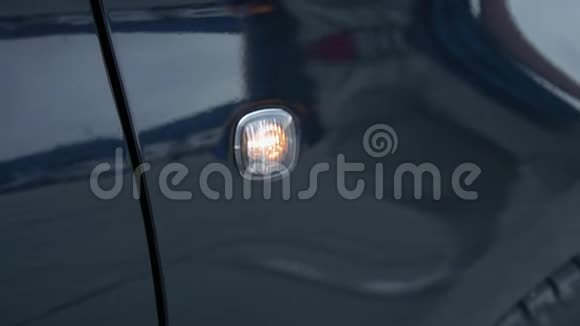 汽车前照灯闪烁的特写视频的预览图