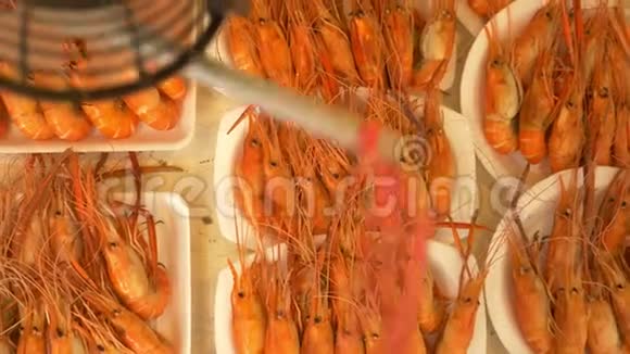 在街市的柜台上烤虾一种供苍蝇飞走的装置视频的预览图
