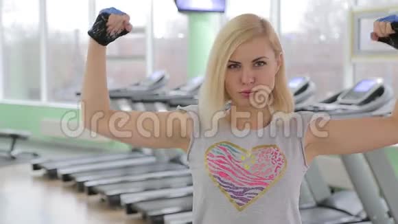 健身房里快乐的女孩视频的预览图