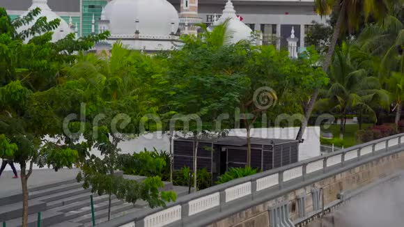 马来西亚吉隆坡梅德卡广场附近MasjidJamek清真寺的手持射击视频的预览图
