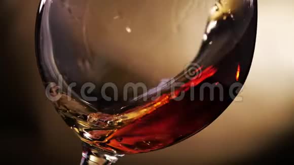 白兰地酒用玻璃杯旋转在黑暗的背景下视频的预览图