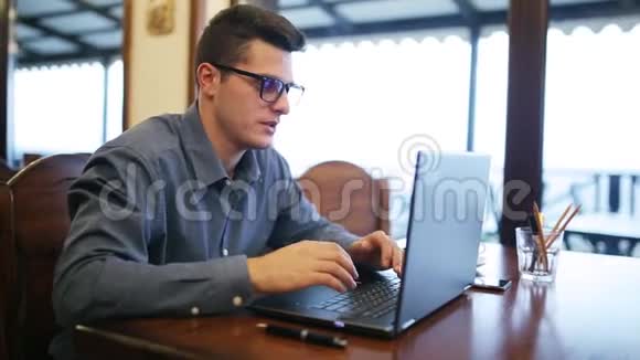 疲惫的白种人抱怨生活问题在视频电话会议上用笔记本电脑网络相机聊天男子视频的预览图
