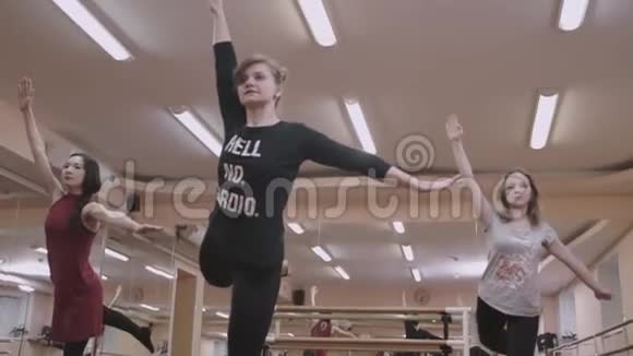 健身健身房里的体育舞蹈女生视频视频的预览图