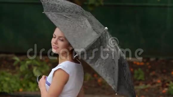 雨中带着雨伞的女人视频的预览图