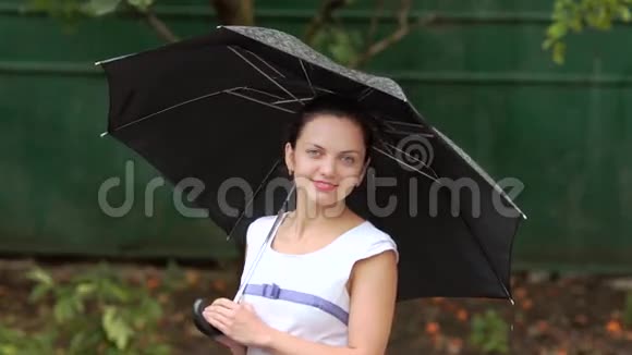 雨中带着雨伞的女人视频的预览图