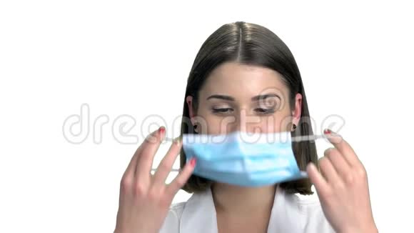 合上年轻护士戴上口罩视频的预览图