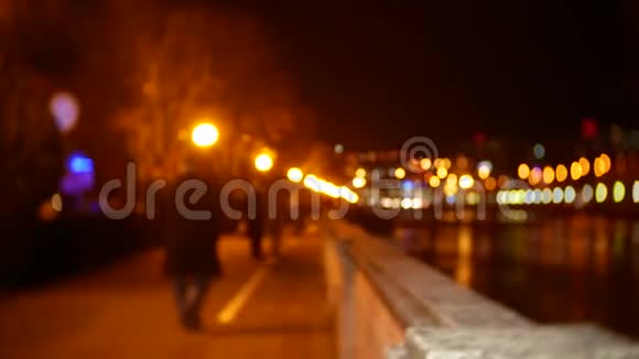人们漫步在布满黄昏灯光的堤岸上模糊4克伯克视频的预览图