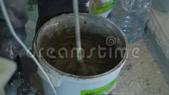 施工现场桶内混合胶液的特写视频的预览图