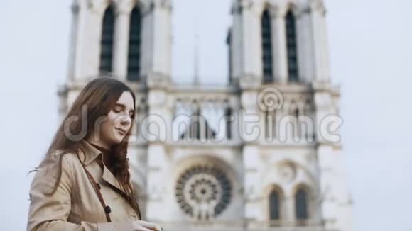 法国巴黎著名大教堂复古电影摄影机拍摄圣母院的美丽少年女性视频的预览图