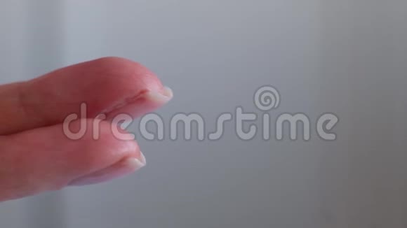 浴室里干净的手里的奶油瓶上的手指按钮护肤卫生健康的生活理念关门视频的预览图