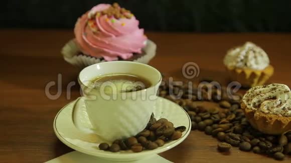 白色杯子里的咖啡蛋糕和桌子上的咖啡豆视频的预览图