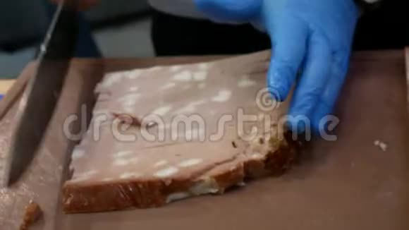 意大利煮熟的香肠莫塔德拉厨师把沙拉米切在小方块上视频的预览图