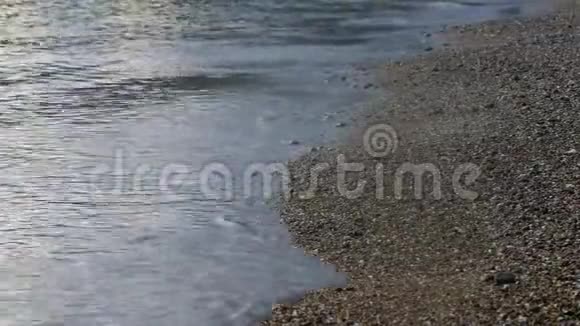 海滩上的石与弹珠纯净的水波视频的预览图
