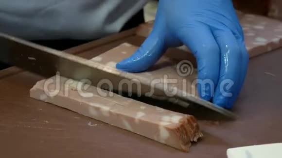 意大利煮熟的香肠莫塔德拉厨师把沙拉米切在小方块上视频的预览图