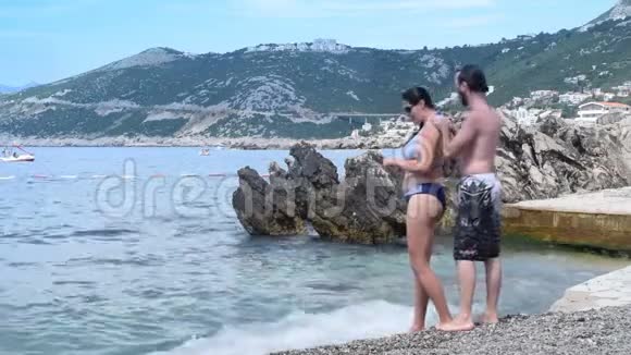 一对情侣在海滩上自拍视频的预览图