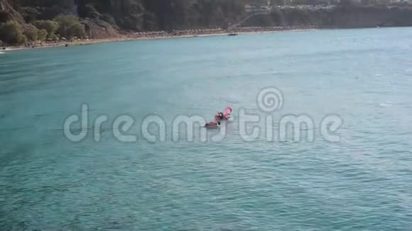 海上漂浮的充气火烈鸟玩具海滨沙滩模型放松空中视频的预览图
