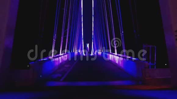 一座五颜六色的现代人行桥的正面景色视频的预览图