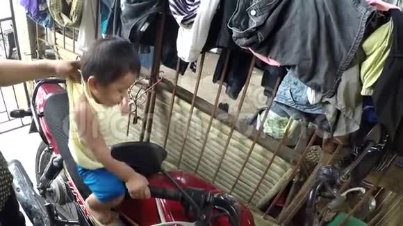骑摩托车的小男孩模仿开车视频的预览图