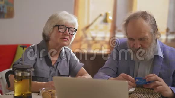 退休养老金领取者在老年妇女旁边的舒适咖啡馆购买信用卡视频的预览图