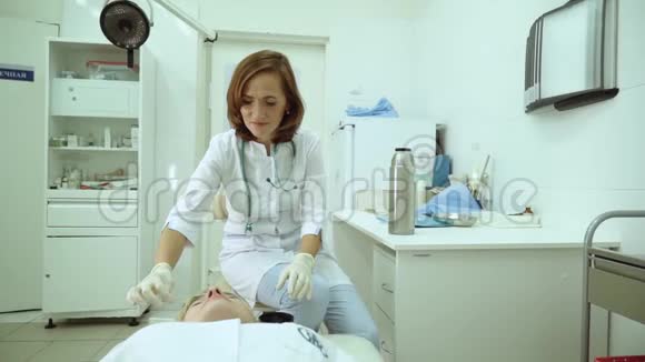 用液氮冷冻面部医生举行美容会审美医学视频的预览图