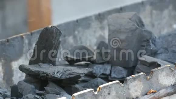 大块的烟煤躺在烤架上视频的预览图
